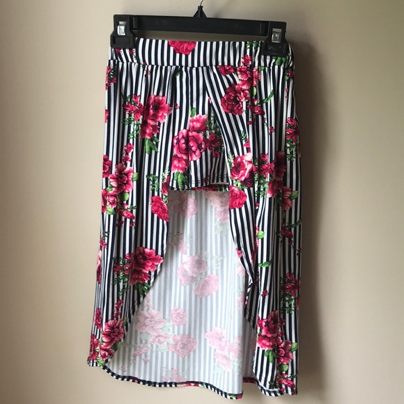 Other - 🌺Host Pick🌺 NWOT Rose Stripe High Low Skort